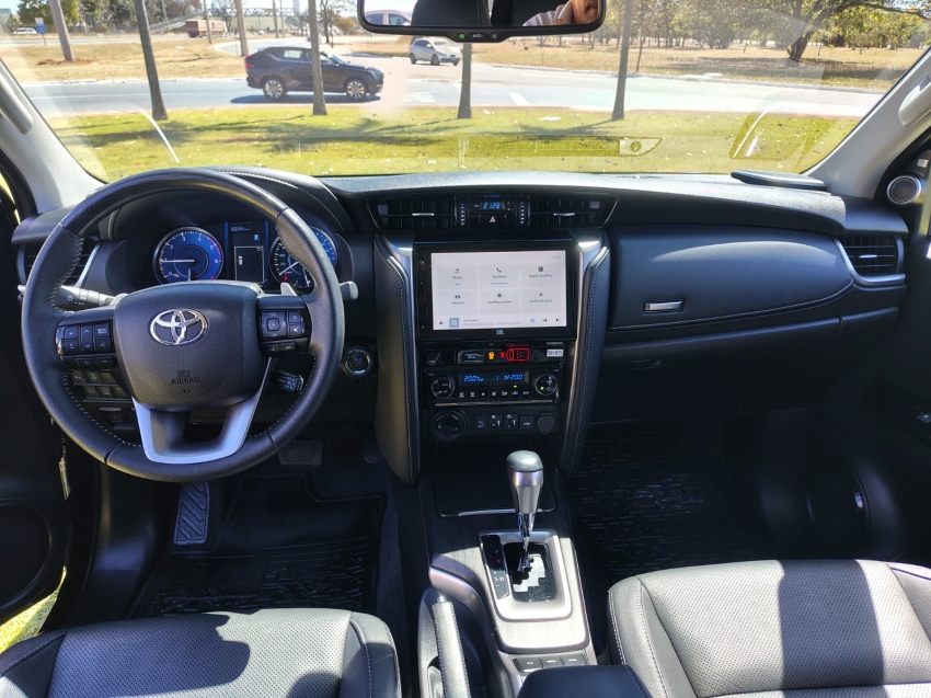 Toyota HILUX SW4 2.8 D-4D TURBO DIESEL SRX PLATINUM 7L 4X4 AUTOMÁTICO