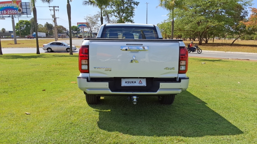 Mitsubishi L200 TRITON 2.4 16V TURBO DIESEL SPORT HPE CD 4P 4X4 AUTOMÁTICO
