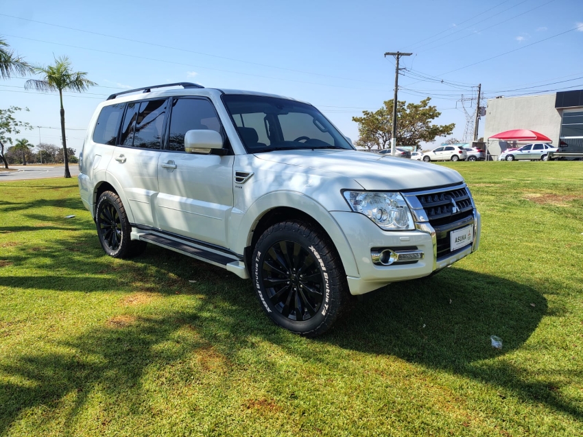 Mitsubishi PAJERO FULL 3.2 HPE 4X4 16V TURBO INTERCOOLER DIESEL 4P AUTOMÁTICO
