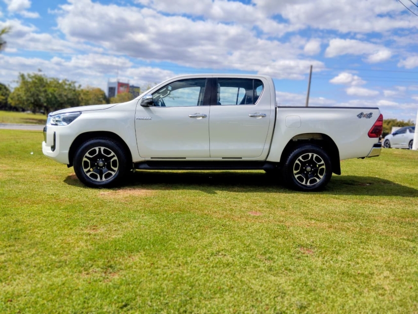 Toyota HILUX 2.8 D-4D TURBO DIESEL CD SRX 4X4 AUTOMÁTICO