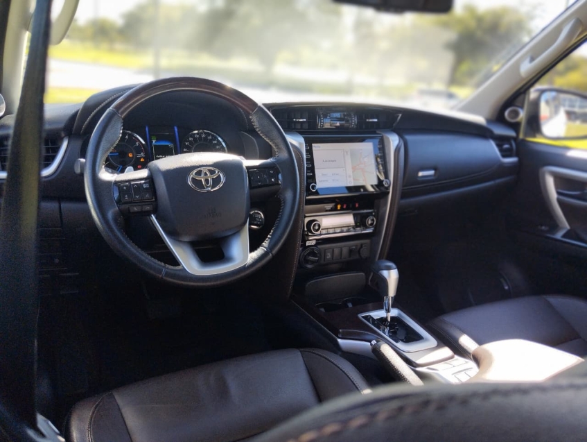 Toyota HILUX SW4 2.8 SRX 4X4 16V TURBO INTERCOOLER DIESEL 4P AUTOMÁTICO
