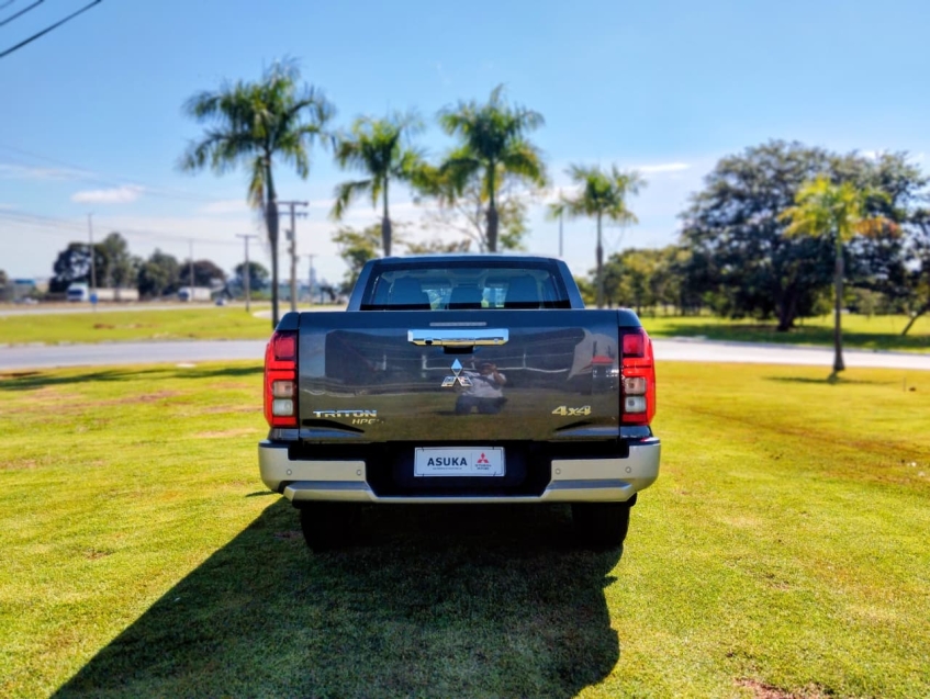 Mitsubishi TRITON 2.4 BITURBO DIESEL CD HPE-S 4X4 AUTOMÁTICO