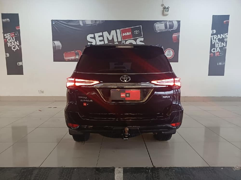TOYOTA HILUX SW4 2.8 D-4D TURBO DIESEL SRX 7L 4X4 AUTOMÁTICO