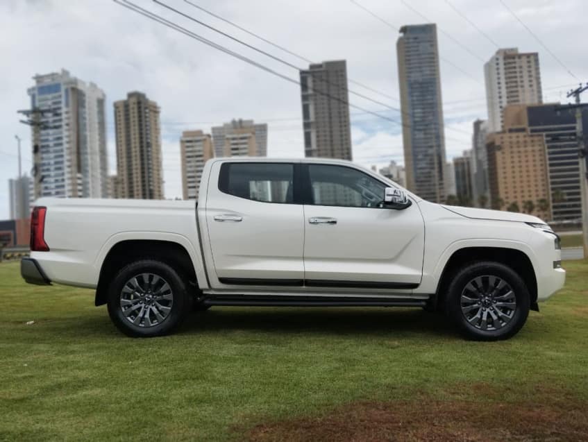 Mitsubishi TRITON 2.4 BITURBO DIESEL CD HPE 4X4 AUTOMÁTICO