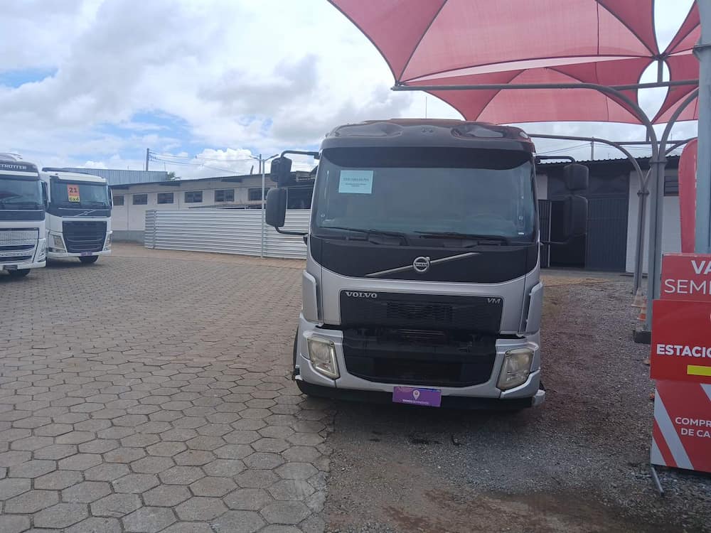 Volvo VM330 8X2R