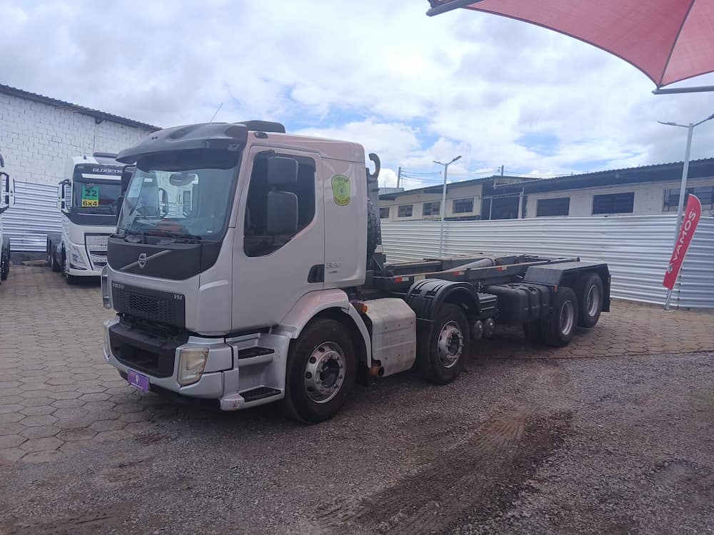 Volvo VM330 8X2R