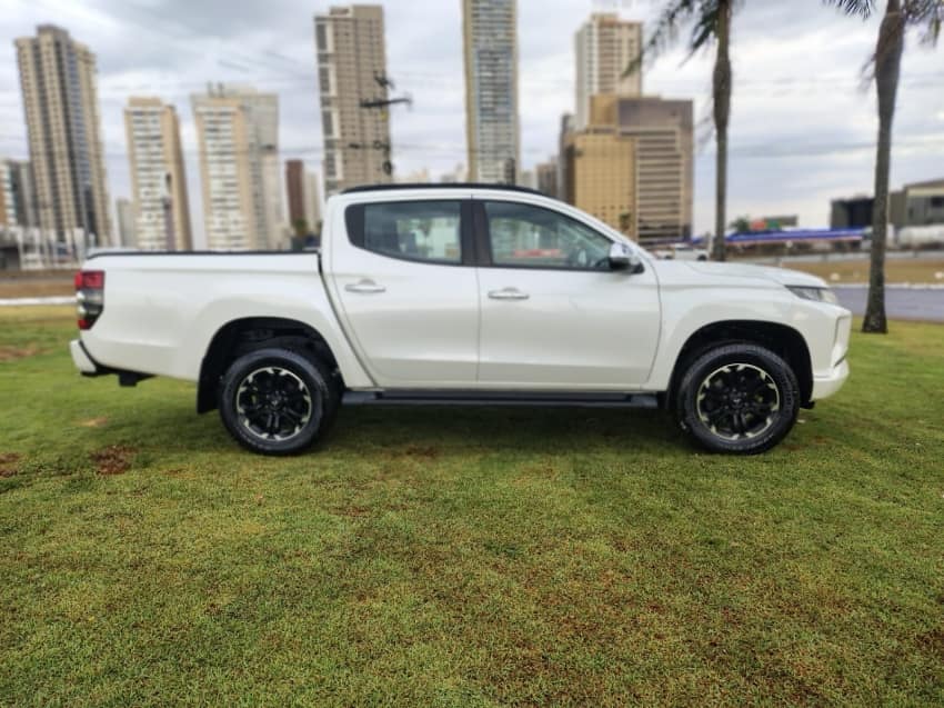 Mitsubishi L200 TRITON 2.4 16V TURBO DIESEL SPORT HPE CD 4P 4X4 AUTOMÁTICO