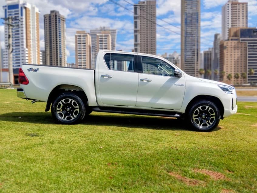 Toyota HILUX 2.8 D-4D TURBO DIESEL CD SRX 4X4 AUTOMÁTICO