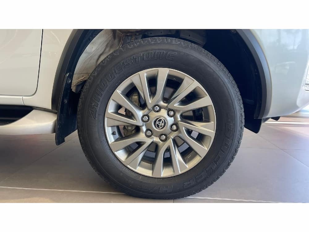 TOYOTA HILUX SW4 2.8 D-4D TURBO DIESEL SRX 4X4 AUTOMÁTICO