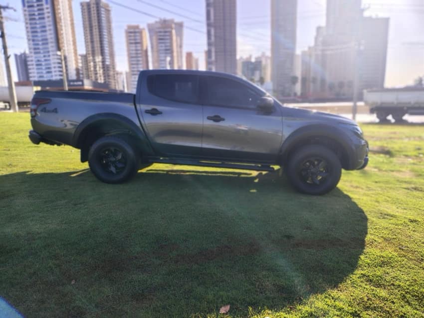 Mitsubishi L200 TRITON 2.4 16V TURBO DIESEL SPORT GLX CD 4P 4X4 MANUAL