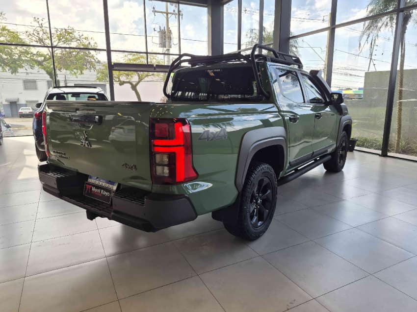 Mitsubishi TRITON 2.4 BITURBO DIESEL CD SAVANA 4X4 AUTOMÁTICO 2025/2026