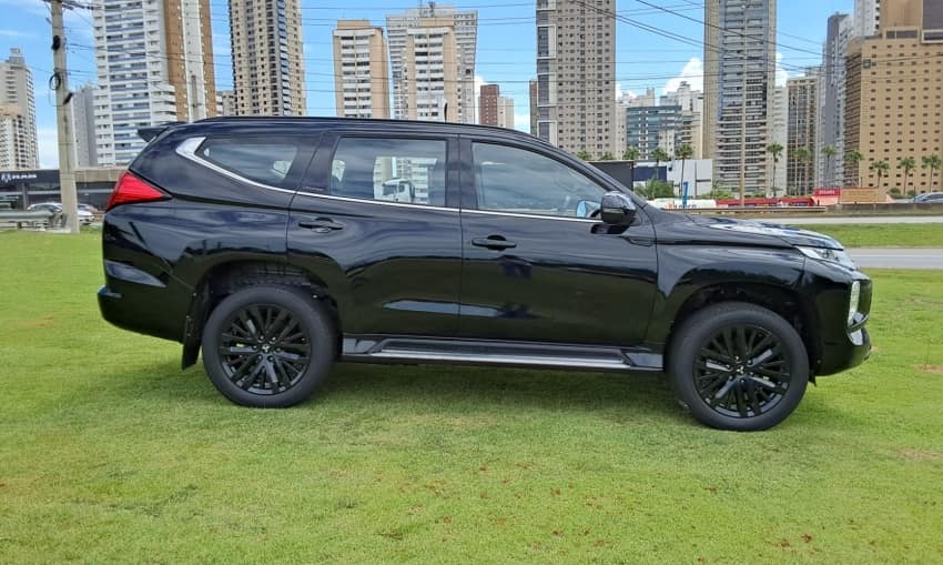 Mitsubishi PAJERO SPORT 2.4 16V MIVEC TURBO DIESEL LEGEND BLACK AWD AUTOMÁTICO 2024/2025