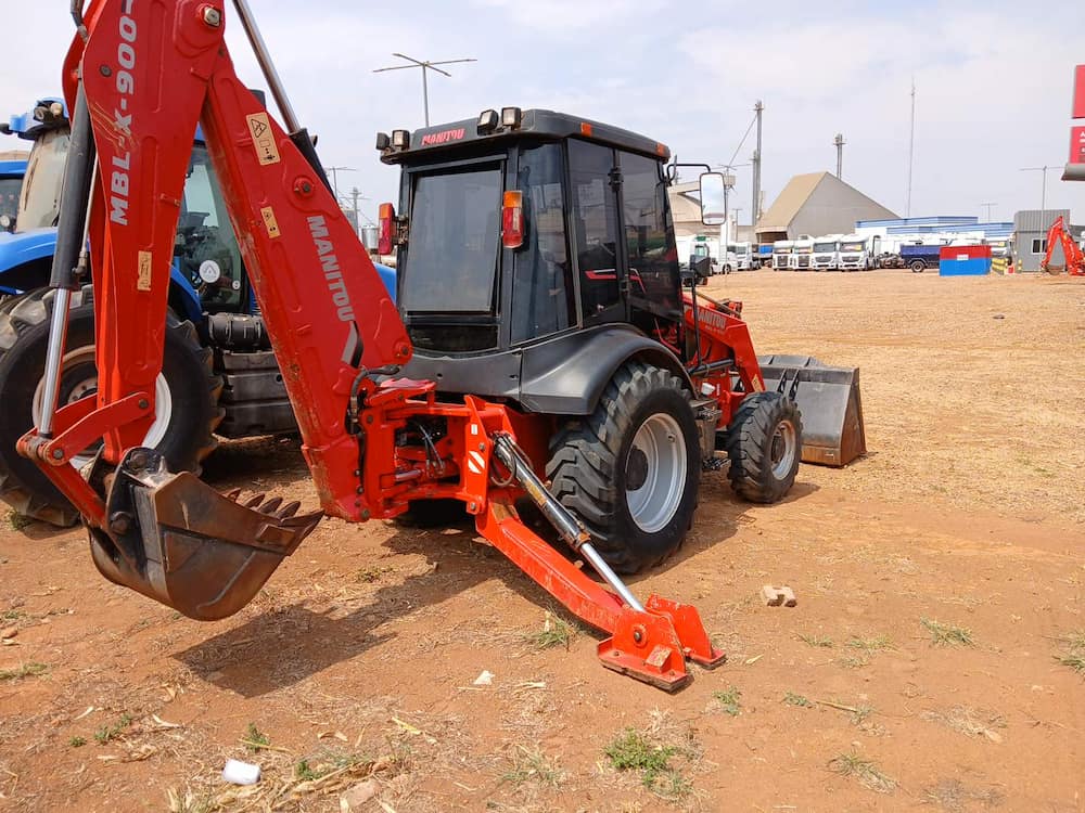 MANITOU RETROESCAVADEIRA