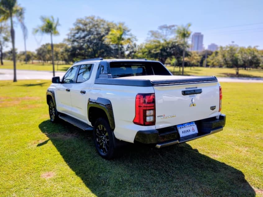 Mitsubishi TRITON 2.4 BITURBO DIESEL CD KATANA 4X4 AUTOMÁTICO
