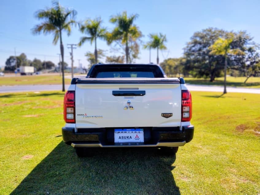 Mitsubishi TRITON 2.4 BITURBO DIESEL CD KATANA 4X4 AUTOMÁTICO