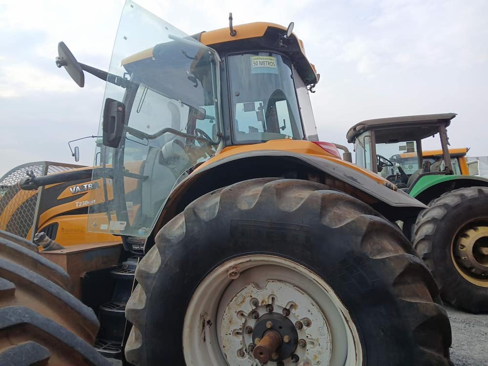 VALTRA TRATOR T230