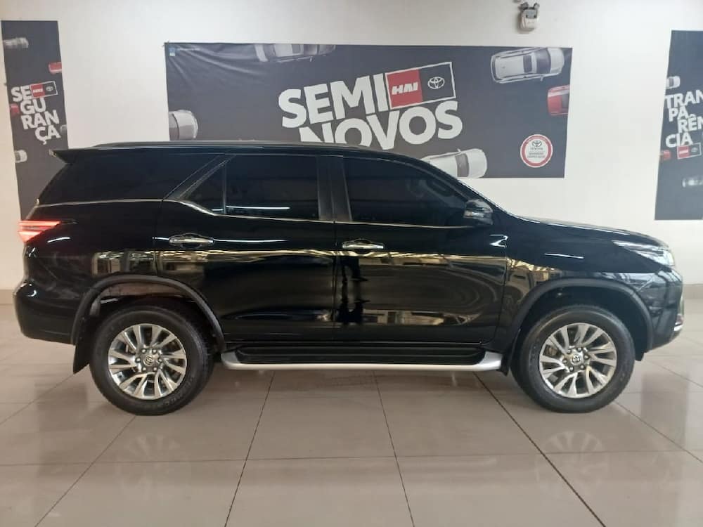 TOYOTA HILUX SW4 2.8 D-4D TURBO DIESEL SRX 7L 4X4 AUTOMÁTICO