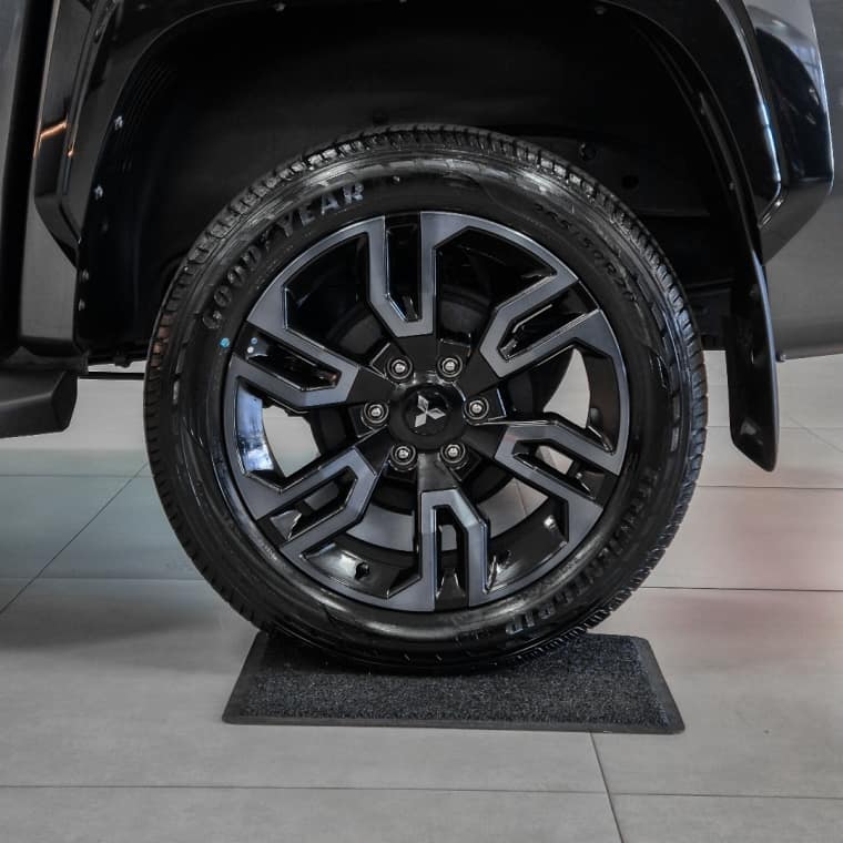 Mitsubishi TRITON 2.4 BITURBO DIESEL CD KATANA 4X4 AUTOMÁTICO 2026/2027