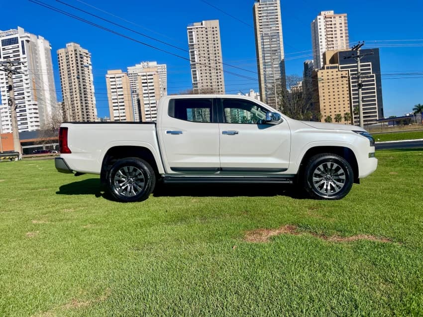 Mitsubishi TRITON 2.4 BITURBO DIESEL CD HPE 4X4 AUTOMÁTICO