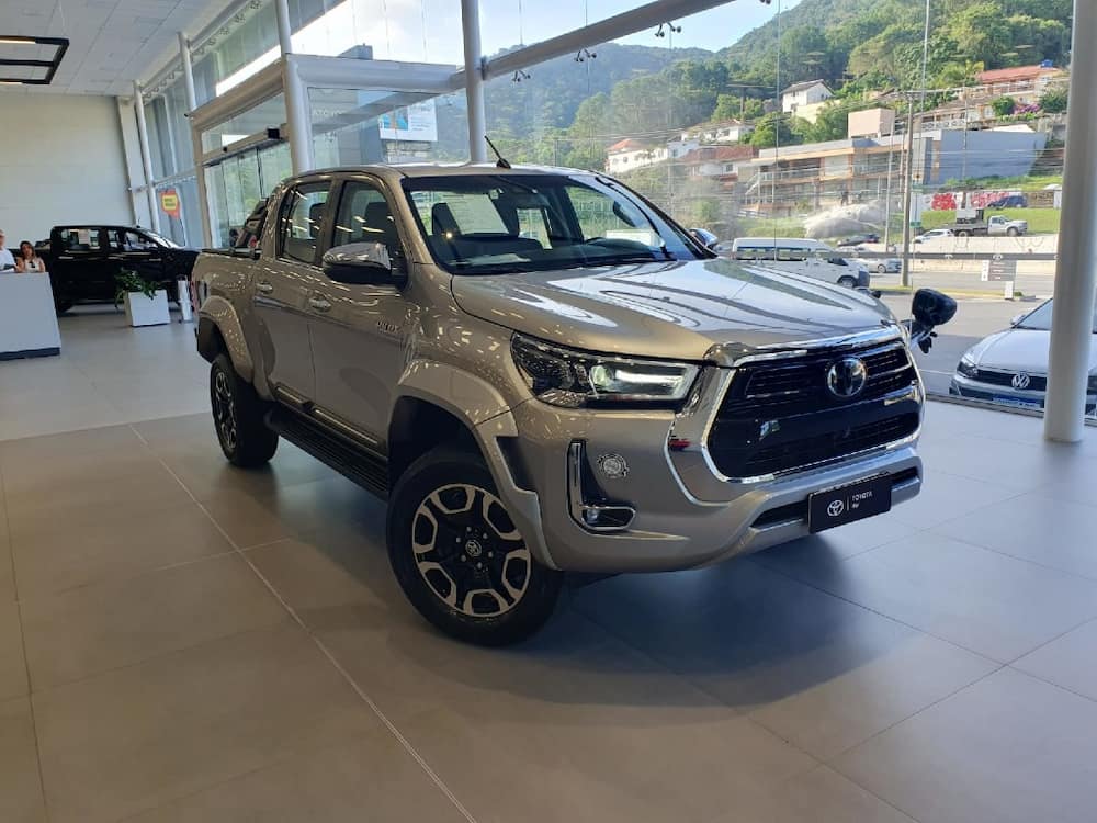 TOYOTA HILUX 2.8 D-4D TURBO DIESEL CD SRX PLUS 4X4 AUTOMÁTICO