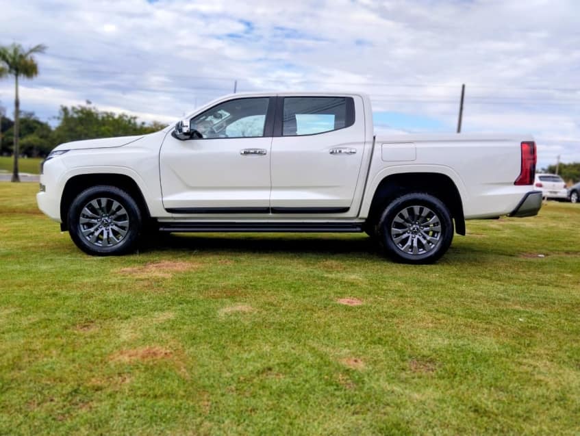 Mitsubishi TRITON 2.4 BITURBO DIESEL CD HPE 4X4 AUTOMÁTICO