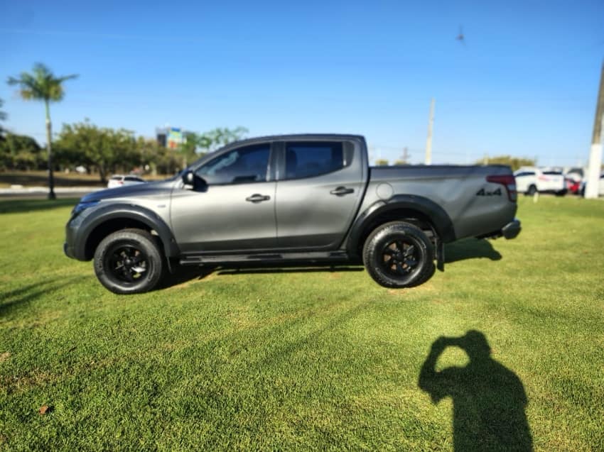 Mitsubishi L200 TRITON 2.4 16V TURBO DIESEL SPORT GLX CD 4P 4X4 MANUAL