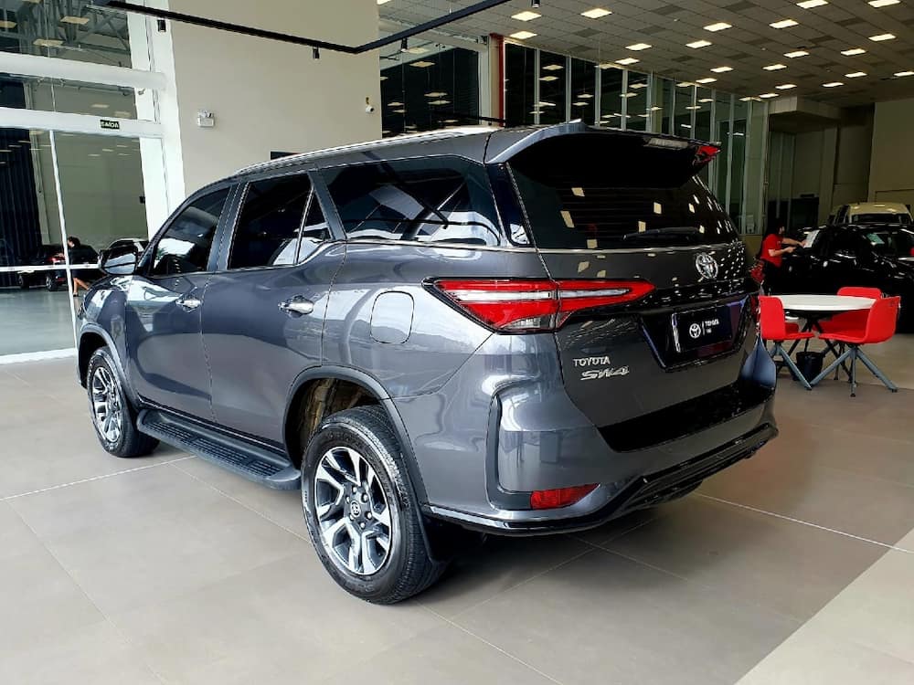 TOYOTA HILUX SW4 2.8 D-4D TURBO DIESEL SRX 4X4 AUTOMÁTICO
