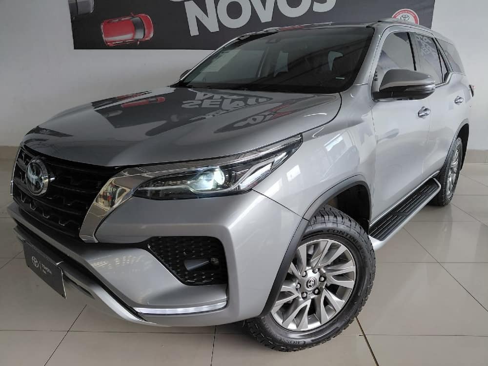 TOYOTA HILUX SW4 2.8 D-4D TURBO DIESEL GR-S 7L 4X4 AUTOMÁTICO