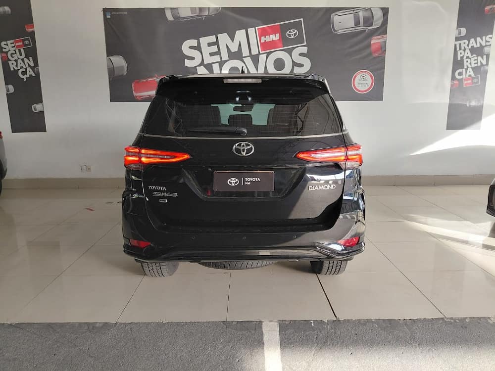 TOYOTA HILUX SW4 2.8 D-4D TURBO DIESEL DIAMOND 7L 4X4 AUTOMÁTICO
