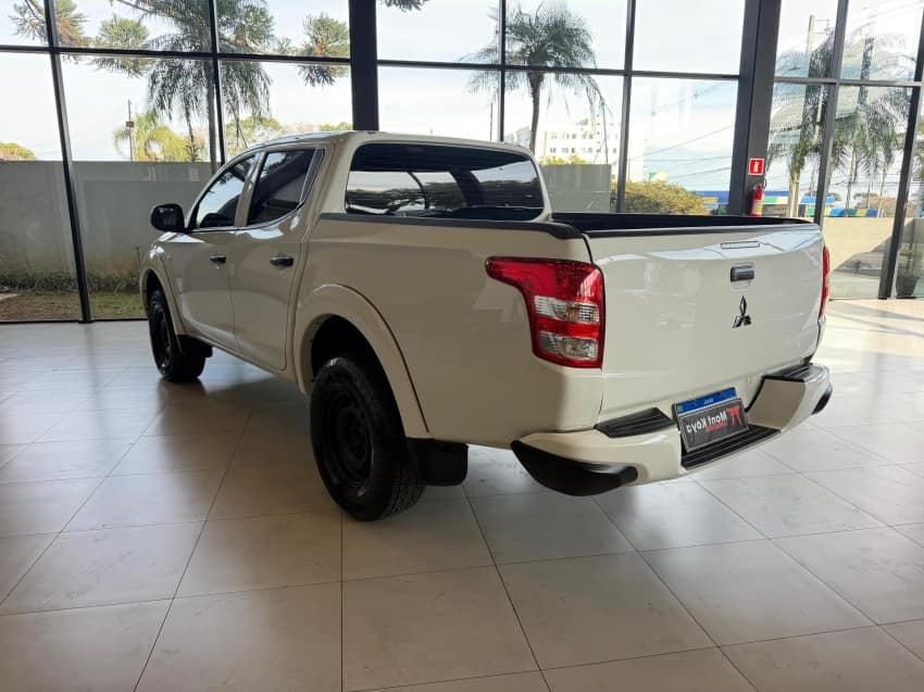 Mitsubishi L200 TRITON 2.4 16V TURBO DIESEL GL CD 4X4 MANUAL 2022/2023