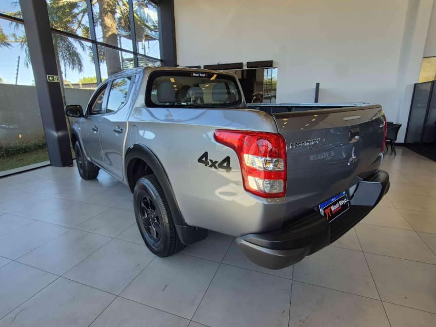 Mitsubishi L200 TRITON 2.4 16V TURBO DIESEL OUTDOOR GLX CD 4X4 MANUAL 2024/2025