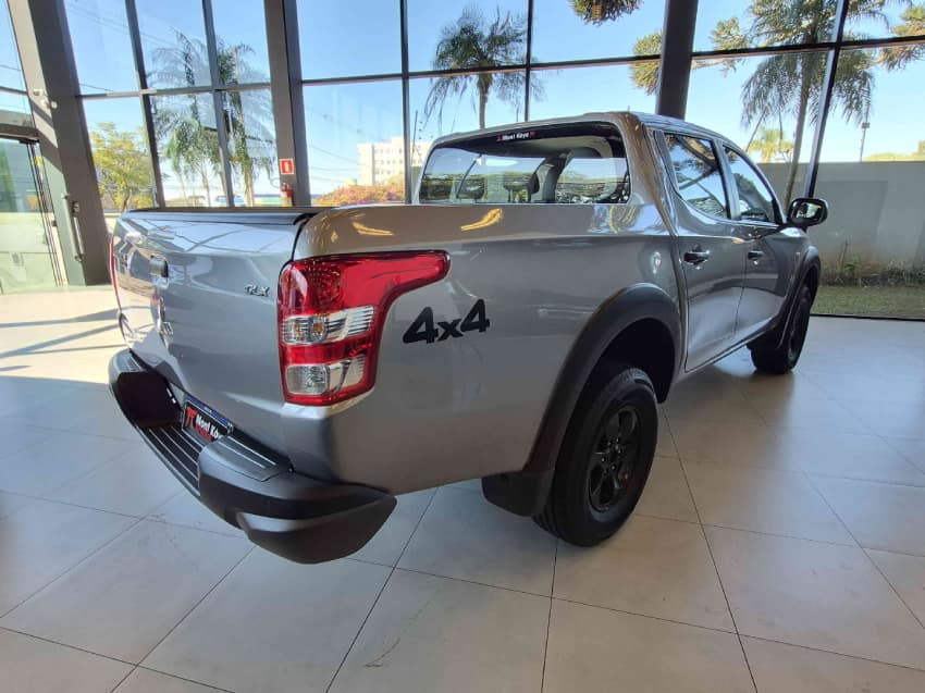 Mitsubishi L200 TRITON 2.4 16V TURBO DIESEL OUTDOOR GLX CD 4X4 MANUAL 2024/2025