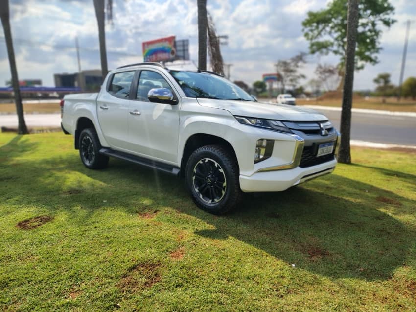 Mitsubishi L200 TRITON 2.4 16V TURBO DIESEL SPORT HPE CD 4P 4X4 AUTOMÁTICO