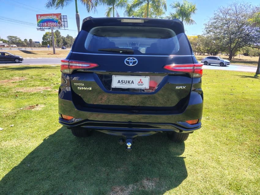 Toyota HILUX SW4 2.8 D-4D TURBO DIESEL SRX PLATINUM 7L 4X4 AUTOMÁTICO