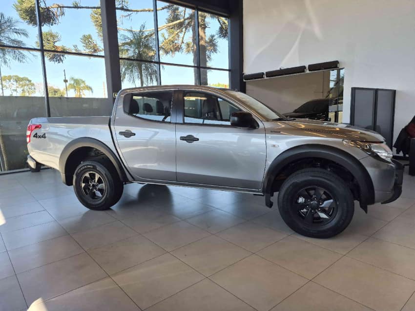 Mitsubishi L200 TRITON 2.4 16V TURBO DIESEL OUTDOOR GLX CD 4X4 MANUAL 2024/2025