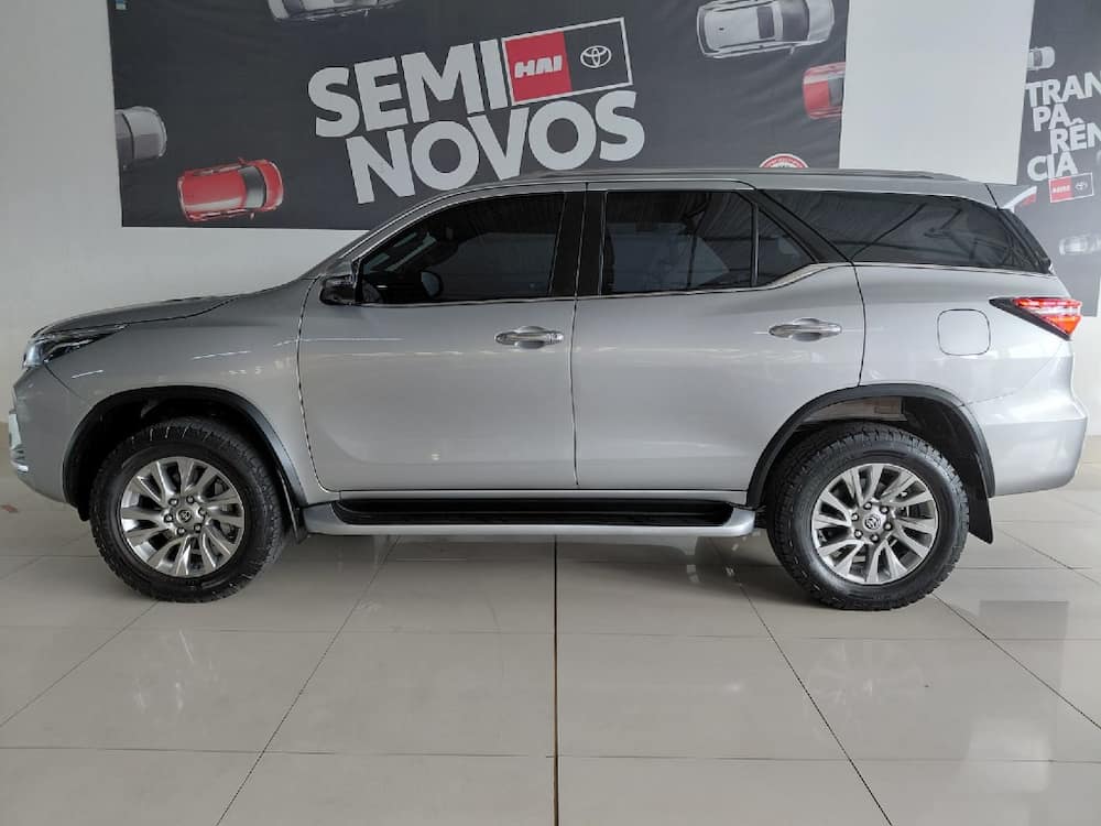TOYOTA HILUX SW4 2.8 D-4D TURBO DIESEL GR-S 7L 4X4 AUTOMÁTICO