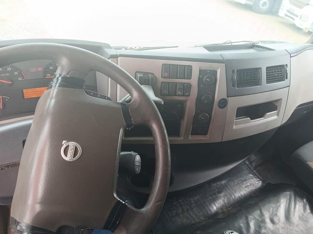 Volvo VM330 8X2R