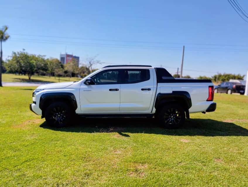 Mitsubishi TRITON 2.4 BITURBO DIESEL CD KATANA 4X4 AUTOMÁTICO