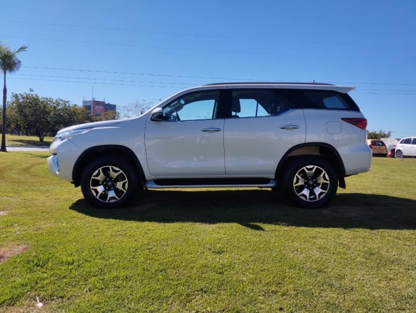 Toyota HILUX SW4 2.8 SRX 4X4 16V TURBO INTERCOOLER DIESEL 4P AUTOMÁTICO