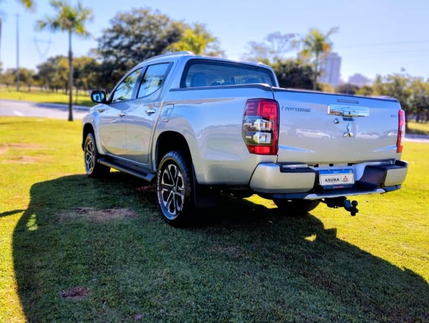 Mitsubishi L200 TRITON 2.4 16V TURBO DIESEL SPORT HPE-S CD 4P 4X4 AUTOMÁTICO