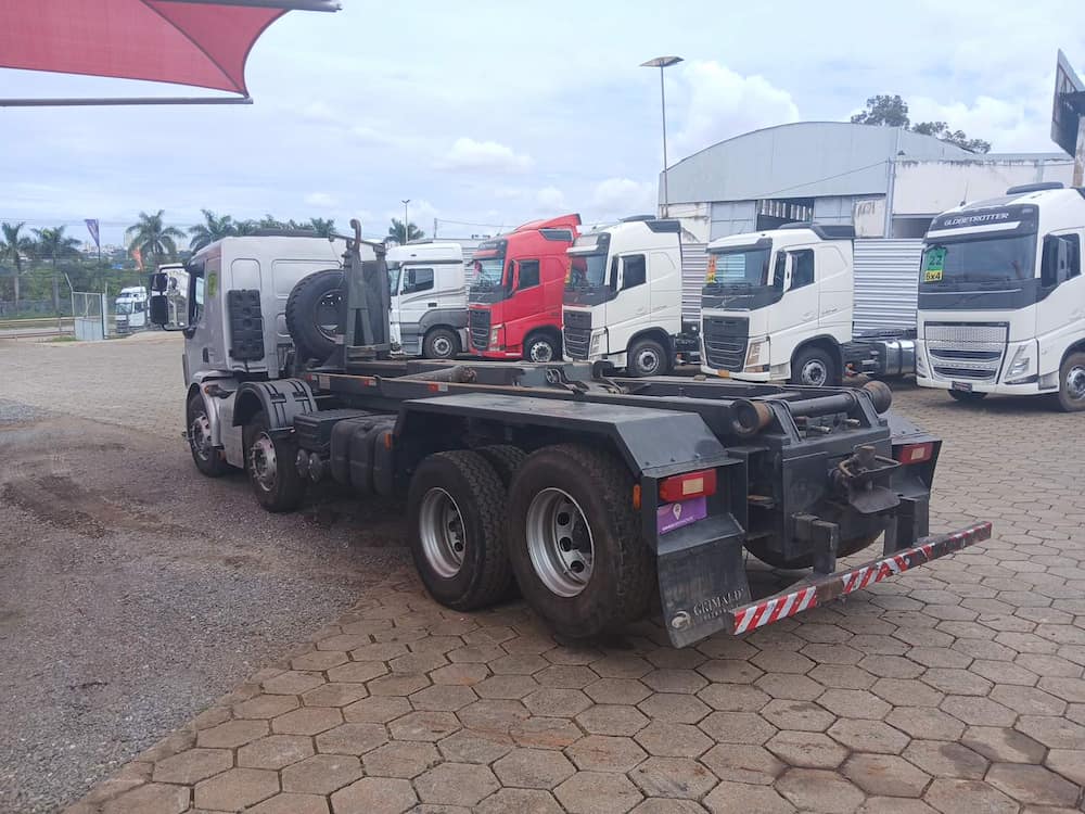 Volvo VM330 8X2R