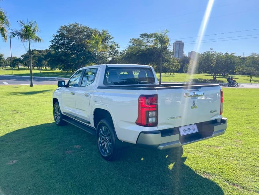 Mitsubishi TRITON 2.4 BITURBO DIESEL CD HPE 4X4 AUTOMÁTICO