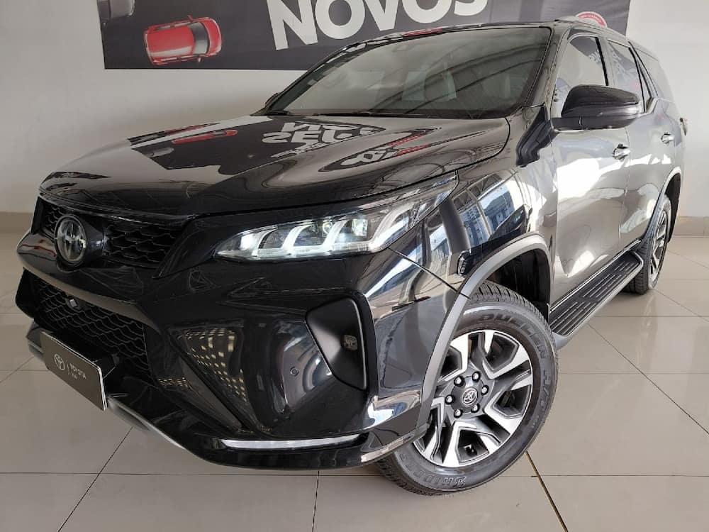 TOYOTA HILUX SW4 2.8 D-4D TURBO DIESEL DIAMOND 7L 4X4 AUTOMÁTICO
