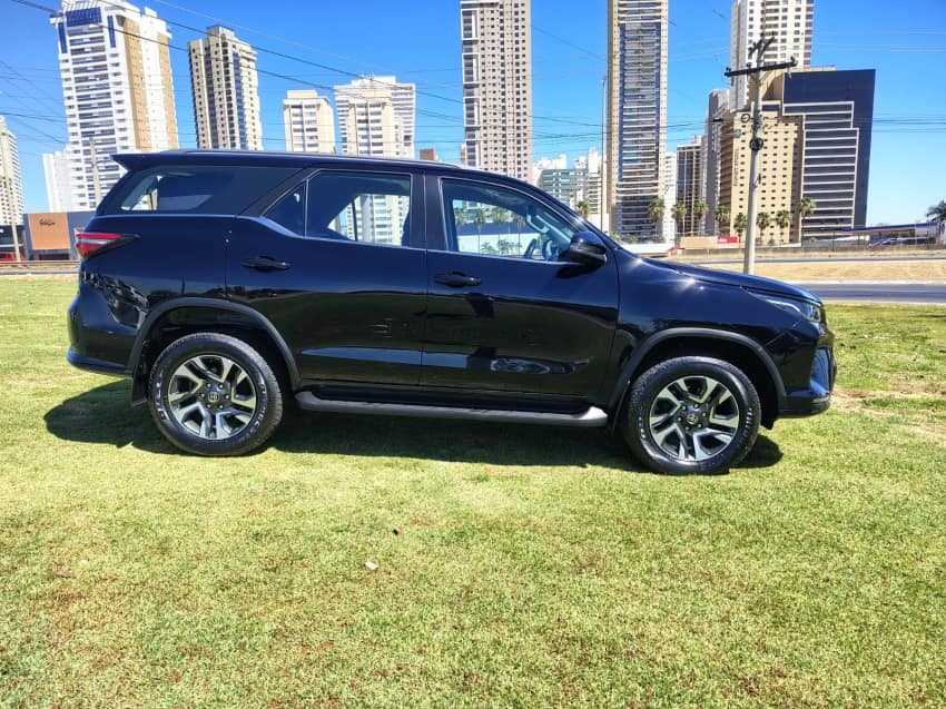 Toyota HILUX SW4 2.8 D-4D TURBO DIESEL SRX PLATINUM 7L 4X4 AUTOMÁTICO