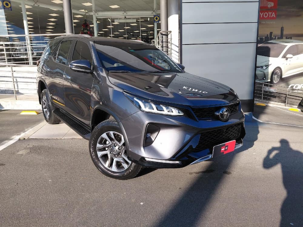 TOYOTA HILUX SW4 2.8 D-4D TURBO DIESEL DIAMOND 7L 4X4 AUTOMÁTICO