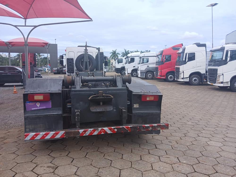 Volvo VM330 8X2R