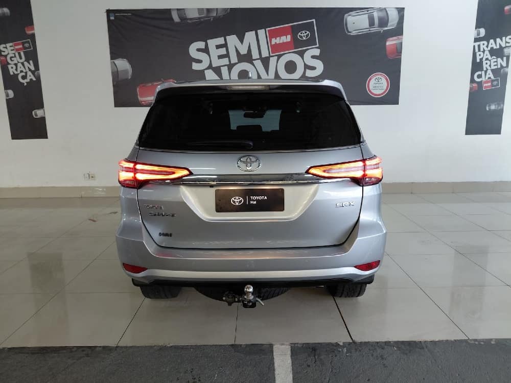 TOYOTA HILUX SW4 2.8 D-4D TURBO DIESEL GR-S 7L 4X4 AUTOMÁTICO
