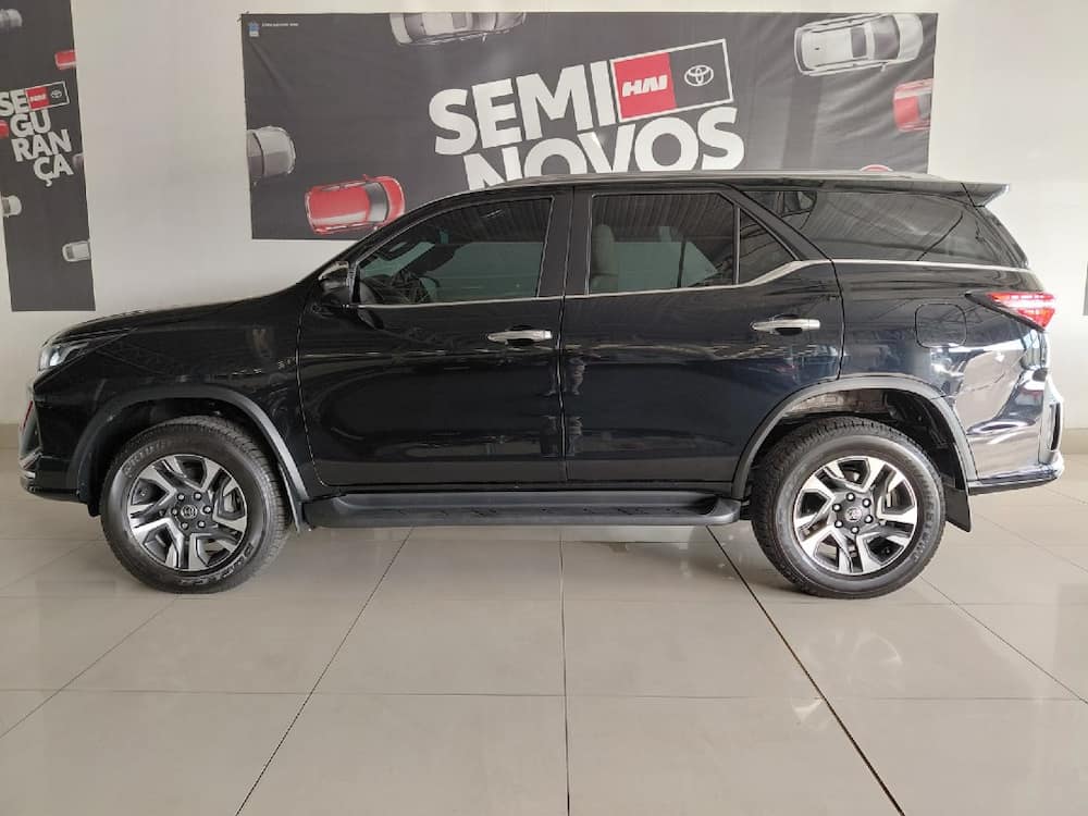 TOYOTA HILUX SW4 2.8 D-4D TURBO DIESEL DIAMOND 7L 4X4 AUTOMÁTICO