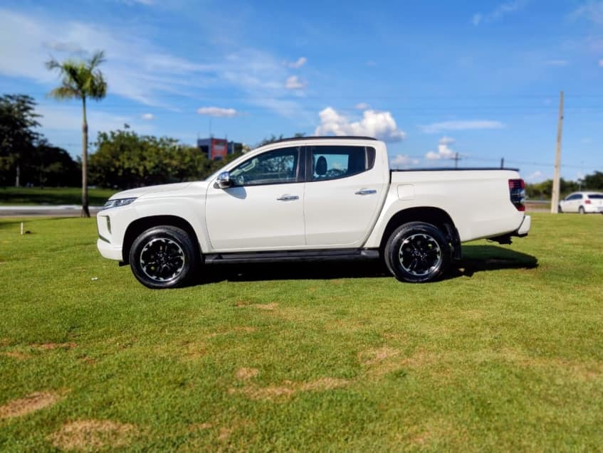 Mitsubishi L200 TRITON 2.4 16V TURBO DIESEL SPORT HPE CD 4P 4X4 AUTOMÁTICO