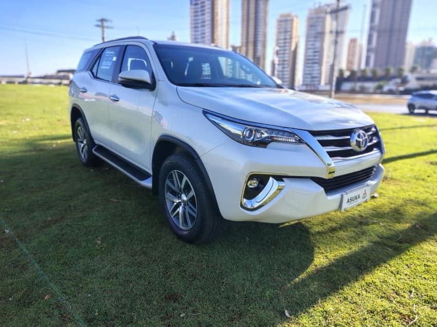 Toyota HILUX SW4 2.8 SRX 4X4 7 LUGARES 16V TURBO INTERCOOLER DIESEL 4P AUTOMÁTICO